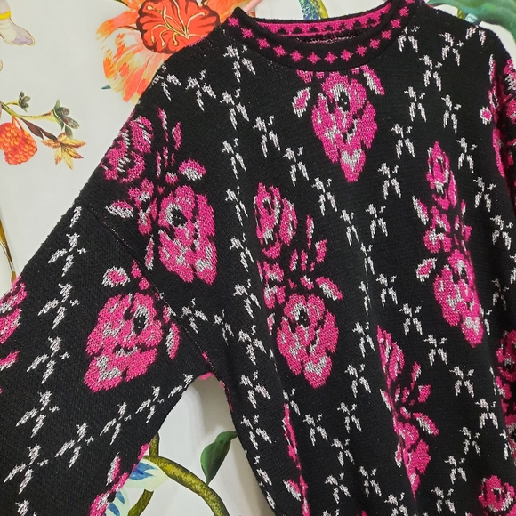 ~{Vintage}~ Woman's rose print glitter thread sweater. - Picture 3 of 3